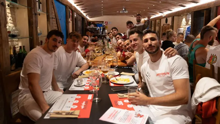 Una cuadrilla almorzando en San Fermín. MAITE H. MATEO