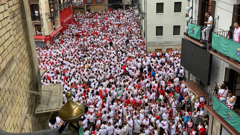 Imagen de la plaza del Ayuntamiento de Pamplona abarrotada. PATXI CERVANTES