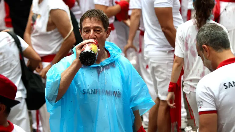 Ambiente previo al Chupinazo de San Fermín en la plaza del Ayuntamiento. IÑIGO ALZUGARAY