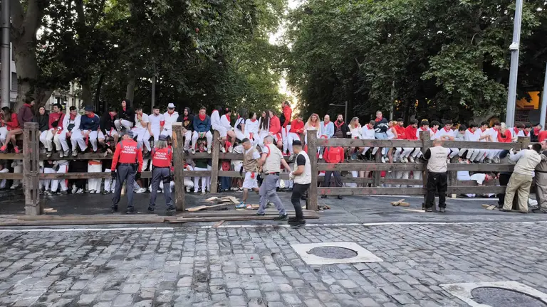 A la espera del primer encierro de San Fermín el día 7 de julio con toros de La Palmosilla en Pamplona. LUCÍA VALERO