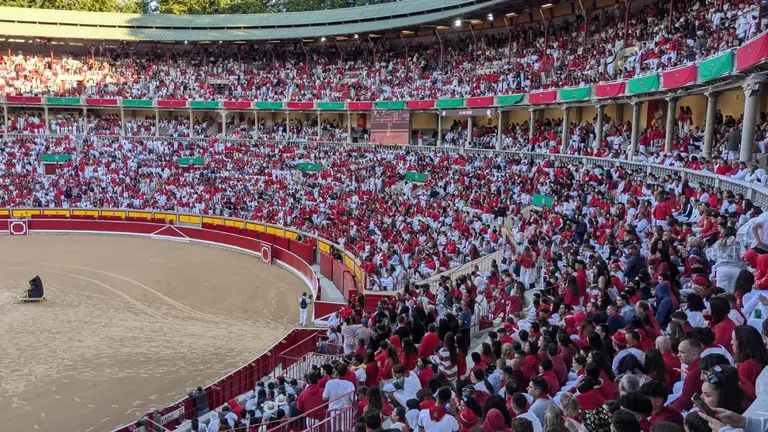 Ambiente en la Plaza de Toros de Pamplona antes del encierro de San Fermín. FERMÍN GUTIERREZ