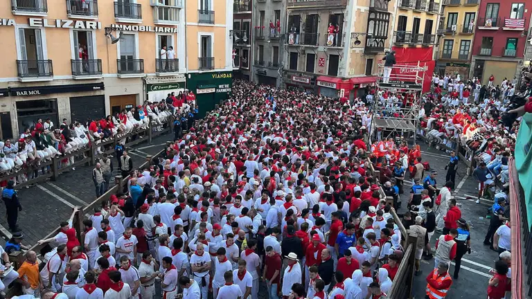 Tramo del Ayuntamiento justo antes del comienzo del primer encierro de San Fermín el día 7 de julio con toros de La Palmosilla. PABLO LASAOSA