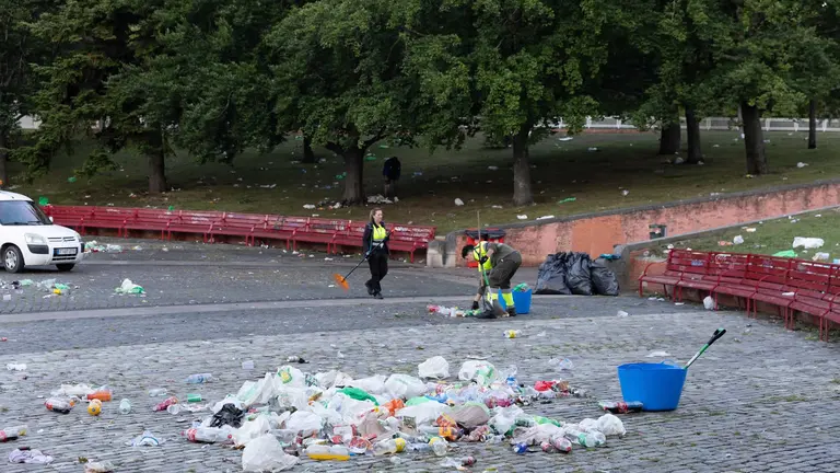Servicios de limpieza del Ayuntamiento de Pamplona trabajan desde primera hora durante San Fermín. MAITE H. MATEO