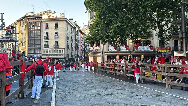 A la espera del primer encierro de San Fermín el día 7 de julio con toros de La Palmosilla en Pamplona. IRANZU LARRASOAÑA