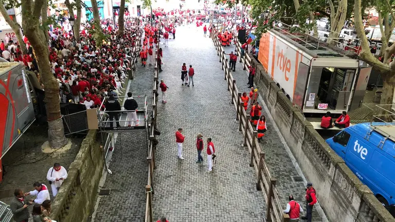 A la espera del primer encierro de San Fermín el día 7 de julio con toros de La Palmosilla en Pamplona. ÍÑIGO ALZUGARAY