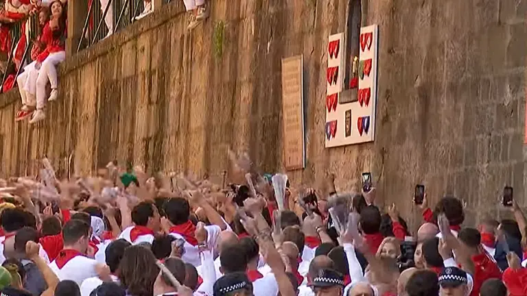 Cánticos a San Fermín del primer encierro el día 7 de julio con toros de La Palmosilla en Pamplona. RTVE
