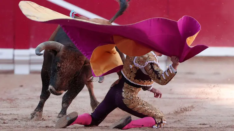 El diestro Borja Jiménez recibe con el capote a su primer toro de la tarde en la tercera de abono de la Feria de Toro de los Sanfermines 2024. EFE/Jesús Diges