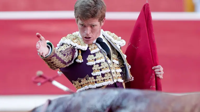 El diestro Borja Jiménez durante la lidia a su primer toro de la tarde en la tercera de abono de la Feria de Toro de los Sanfermines 2024. EFE/Jesús Diges