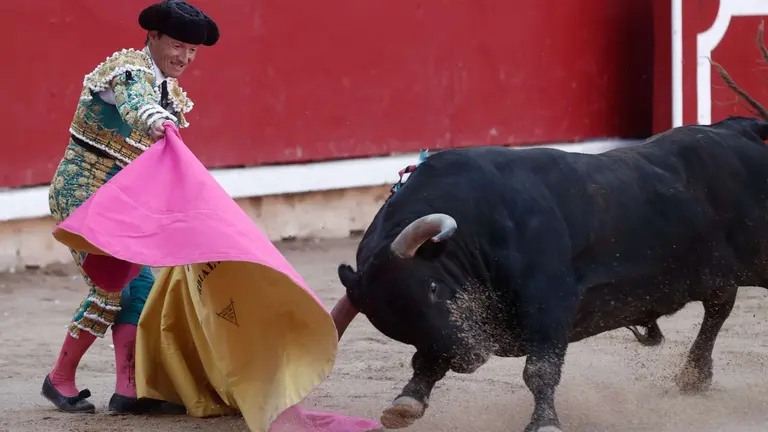 El diestro Diego Urdiales recibe con el capote a su segundo toro de la tarde en la tercera de abono de la Feria de Toro de los Sanfermines 2024. EFE/Jesús Diges