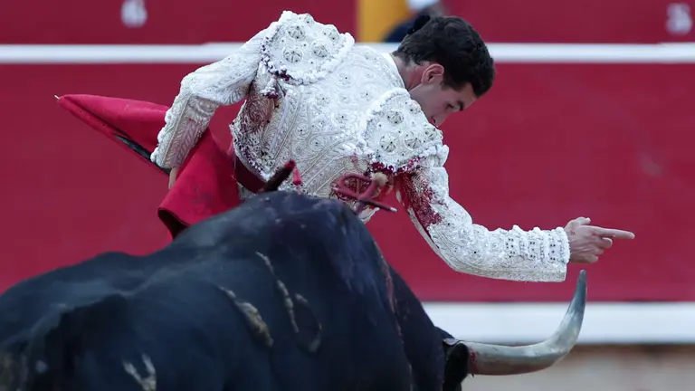 El diestro Fernando Adrián durante la lidia a su segundo toro de la tarde en la tercera de abono de la Feria de Toro de los Sanfermines 2024. EFE Jesús Diges