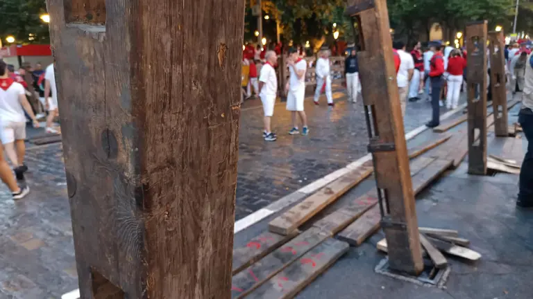 Colocación del vallado en el segundo encierro de San Fermín del 8 de julio con toros de Cebada Gago. JOSÉ IGNACIO DE QUESADA