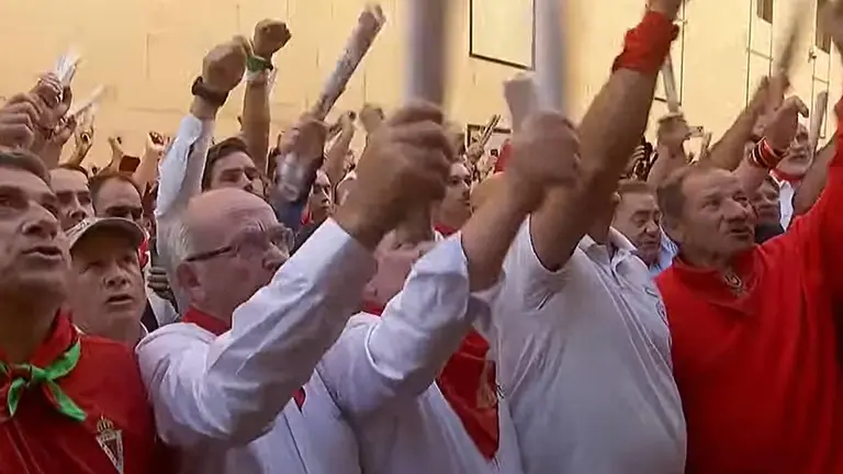 Primer cántico a San Fermín en el segundo encierro del 8 de julio con toros de Cebada Gago. RTVE