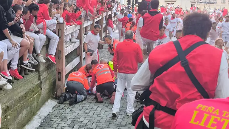 Cruz Roja atendiendo a un herido después del segundo Encierro de San Fermín de 2024 en Pamplona con toros de Cebaa Gago. LUCÍA VALERO