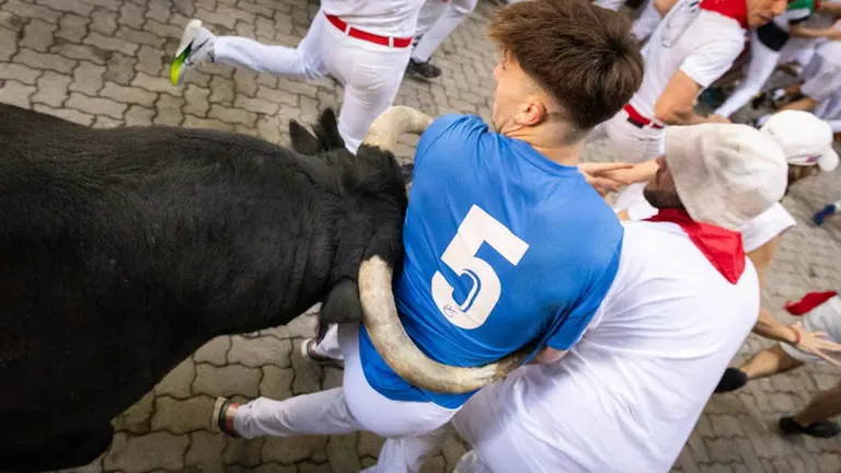 Segundo encierro de San Fermín 2024 con toros de Cebada Gago en el callejón. MAITE H.MATEO-52