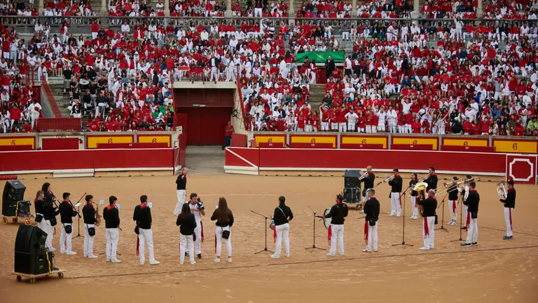 Ambiente en la plaza de toros en  el segundo encierro de San Fermín. IRANZU LARRASOAÑA