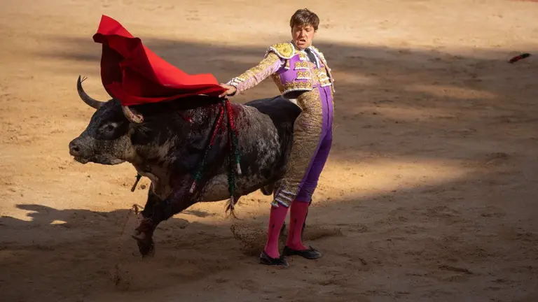 Juan Leal en la lidia de su primer toro de la tarde de la Feria del Toro de Pamplona 2024 con toros de Cebada Gago. MAITE H. MATEO