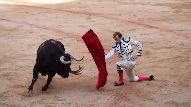 Román durante la lidia a su primer toro de la tarde en la cuarta de abono de la Feria de Toro de los Sanfermines 2024 donde ha compartido cartel con Juan Leal e Isaac Fonseca. MAITE H. MATEO