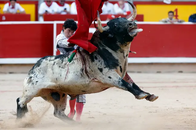 El diestro Isaac Fonseca durante la lidia a su primer toro de la tarde en la cuarta de abono de la Feria de Toro de los Sanfermines 2024 donde ha compartido cartel con Juan Leal y Román. EFE Villar Lopez