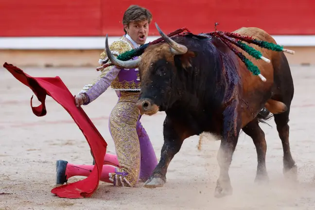 El diestro Juan Leal durante la lidia a su segundo toro de la tarde en la cuarta de abono de la Feria de Toro de los Sanfermines 2024 donde ha compartido cartel con Román e Isaac Fonseca. EFE Villar Lopez