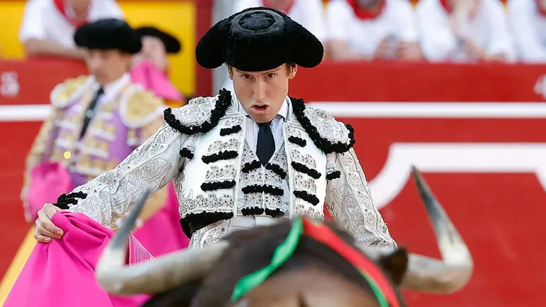 El diestro Román durante la lidia a su segundo toro de la tarde en la cuarta de abono de la Feria de Toro de los Sanfermines 2024 donde ha compartido cartel con Juan Leal e Isaac Fonseca. EFE Villar Lopez