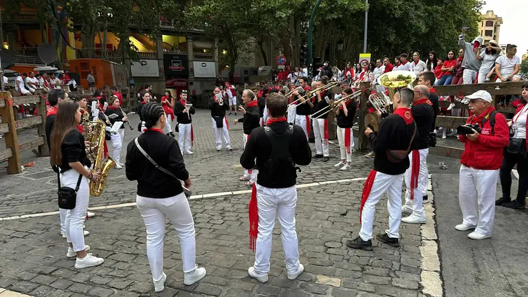 Ambiente previo al tercer encierro de San Fermín 2024 con toros de Victoriano del Río. IRANZU LARRASOAÑA