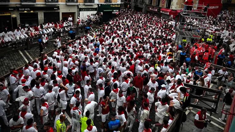 Ambiente previo al tercer encierro de San Fermín 2024 con toros de Victoriano del Río. MAITE H. MATEO
