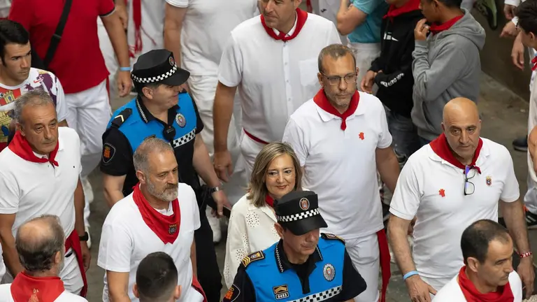 Cristina Ibarrola inspecciona el recorrido antes del tercer encierro de San Fermín 2024 con toros de Victoriano del Río. MAITE H. MATEO