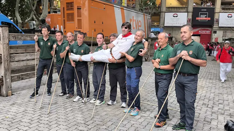 Los pastores posan con Padilla antes del tercer encierro de San Fermín 2024 con toros de Victoriano del Río. LUCÍA VALERO