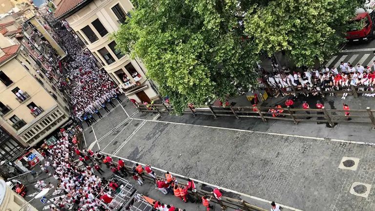 Ambiente previo al tercer encierro de San Fermín 2024 con toros de Victoriano del Río. ÍÑIGO ALZUGARAY