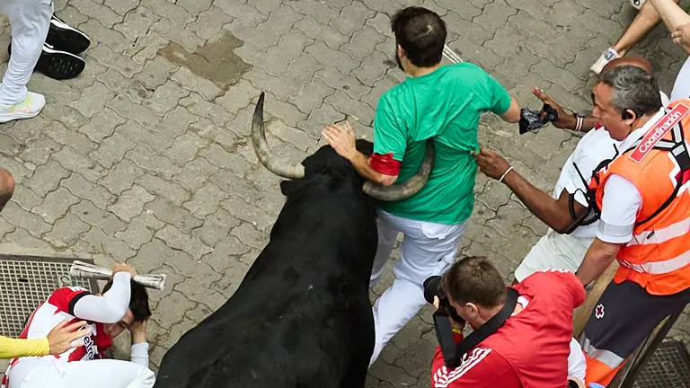 Tercer encierro de San Fermín 2024 con toros de la ganadería de Victoriano del Río en el tramo de Telefónica. IÑIGO ALZUGARAY
