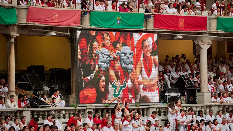 AMBIENTE EN LA PLAZA DE TOROS EN EL TERCER ENCIERRO DE SAN FERMÍN 2024. HÉCTOR NAVARRO