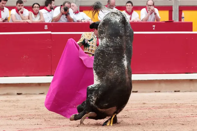 El segundo toro de la tarde, para el diestro Emilio de Justo, da una voltereta al ser recibido con el capote durante la quinta de abono de la Feria de Toro de los Sanfermines 2024 donde de Justo comparte cartel con Sebasti