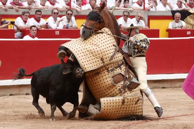 El tercer toro de la tarde, para Ginés Marín, derriba al picador y a su caballo en la quinta de abono de la Feria de Toro de los Sanfermines 2024 donde comparte cartel con Sebastián Castella y Emilio de Justo. EFEJesús Dig (1)