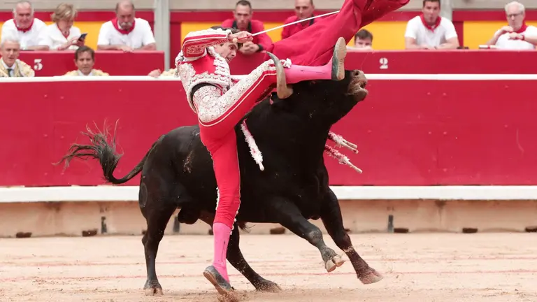 El diestro Sebastián Castella durante la lidia a su segundo toro de la tarde en la quinta de abono de la Feria de Toro de los Sanfermines 2024 donde comparte cartel con Emilio de Justo y Ginés Marín. EFEJesús Diges