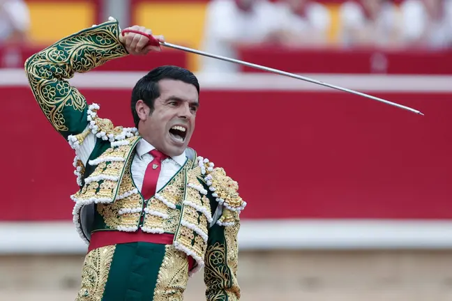 El diestro Emilio de Justo durante la lidia a su segundo y último toro de la tarde en la quinta de abono de la Feria de Toro de los Sanfermines 2024 donde ha compartido cartel con Sebastián Castella y Ginés Marín. EFEJesús