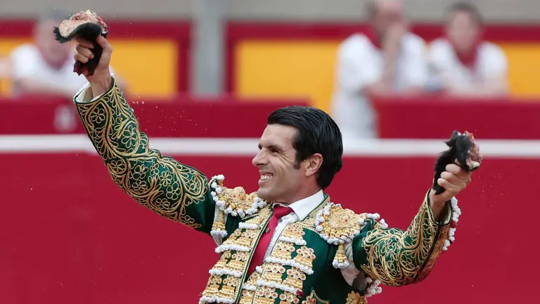 El diestro Emilio de Justo corta dos orejas a su segundo y último toro de la tarde en la quinta de abono de la Feria de Toro de los Sanfermines 2024 donde ha compartido cartel con Sebastián Castella y Ginés Marín. EFEJesús