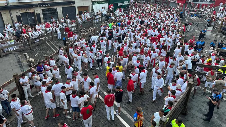 Ambiente previo al cuarto encierro de San Fermín de 2024 en Pamplona el 10 de julio con toros de Fuente Ymbro. IRANZU LARRASOAÑA