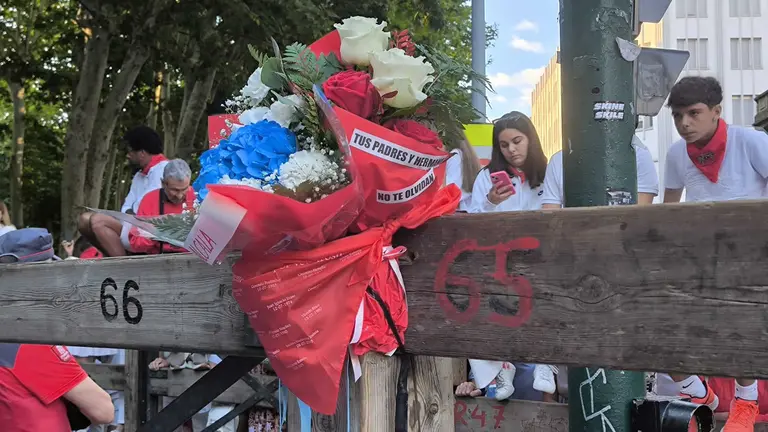 Ramo de flores colocado por los padres de Daniel Jimeno en el poste donde murió en el encierro de San Fermín. LUCÍA VALERO