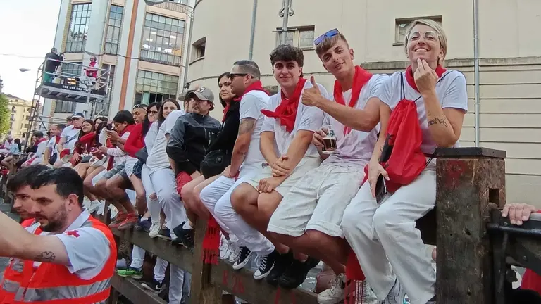 Ambiente previo al cuarto encierro de San Fermín de 2024 en Pamplona el 10 de julio con toros de Fuente Ymbro. JOSÉ IGNACIO DE QUESADA