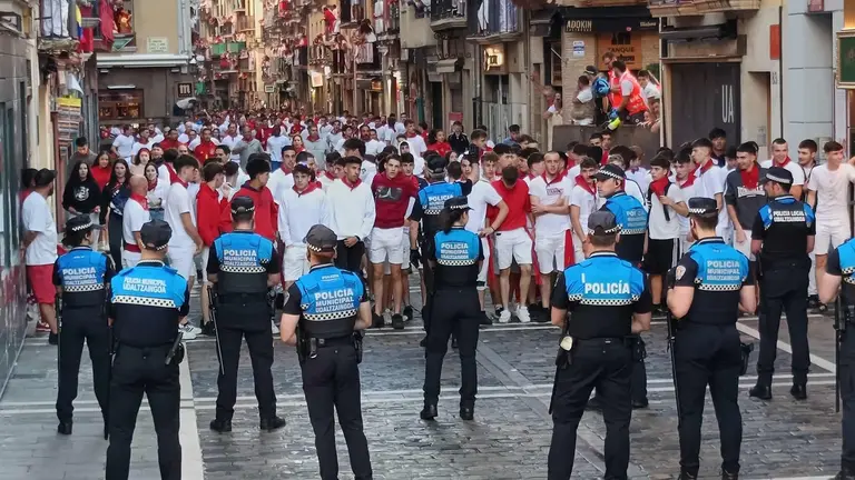 Ambiente previo al cuarto encierro de San Fermín de 2024 en Pamplona el 10 de julio con toros de Fuente Ymbro. JOSÉ IGNACIO DE QUESADA
