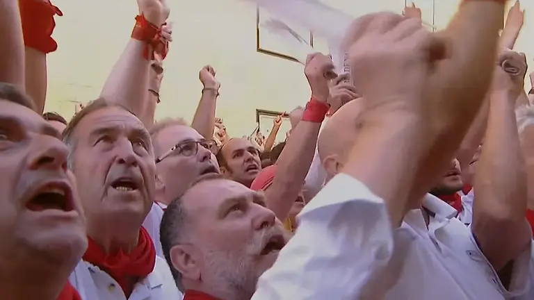 Primer cántico a San Fermín antes del cuarto encierro de 2024 en Pamplona el 10 de julio con toros de Fuente Ymbro. RTVE