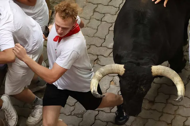 Cuarto encierro de San Fermín el día 10 de julio de 2024 con toros de Fuente Ymbro en Pamplona en la bajada al callejón. EFE - J.P. URDIROZ (5)