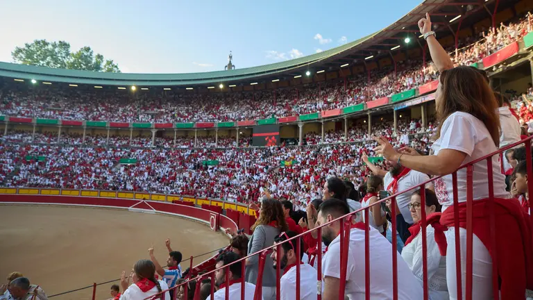 Ambiente en la Plaza de Toros de Pamplona antes del cuarto encierro de San Fermín 2024 con toros de la ganadería de Fuente Ymbro. IÑIGO ALZUGARAY