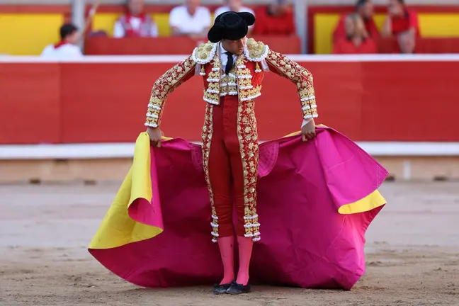 El diestro Roca Rey durante la lidia a su primer toro de la tarde en la sexta de abono de la Feria de Toro de los Sanfermines 2024 donde ha compartido cartel con Miguel Angel Perera y Tomas Rufo. EFE Juan Pedro Urdiroz