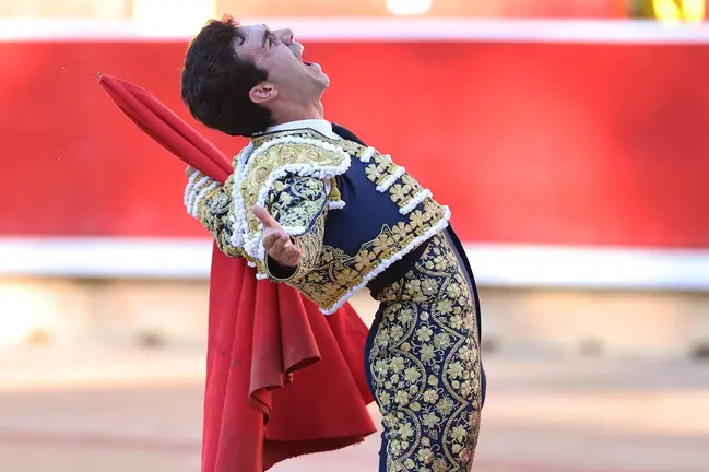 El diestro Tomas Rufo durante la lidia de su primer toro de la tarde en la sexta de abono de la Feria de Toro de los Sanfermines 2024 donde ha compartido cartel con Roca Rey y Miguel Angel Perera. EFE Juan Pedro Urdiroz 