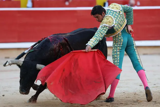 El diestro Miguel Angel Perera durante la lidia a su segundo toro de la tarde en la sexta de abono de la Feria de Toro de los Sanfermines 2024 donde ha compartido cartel con Roca Rey y Tomas Rufo. EFE Juan Pedro Urdiroz 