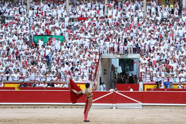 El diestro Roca Rey tras la lidia a su segundo toro de la tarde en la sexta de abono de la Feria de Toro de los Sanfermines 2024 donde ha compartido cartel con Miguel Angel Perera y Tomas Rufo. EFE Juan Pedro Urdiroz