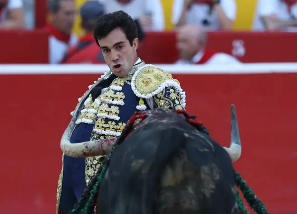 El diestro Tomas Rufo durante la lidia a su segundo toro de la tarde en la sexta de abono de la Feria de Toro de los Sanfermines 2024 donde ha compartido cartel con Roca Rey y Miguel Angel Perera. EFE Juan Pedro Urdiroz