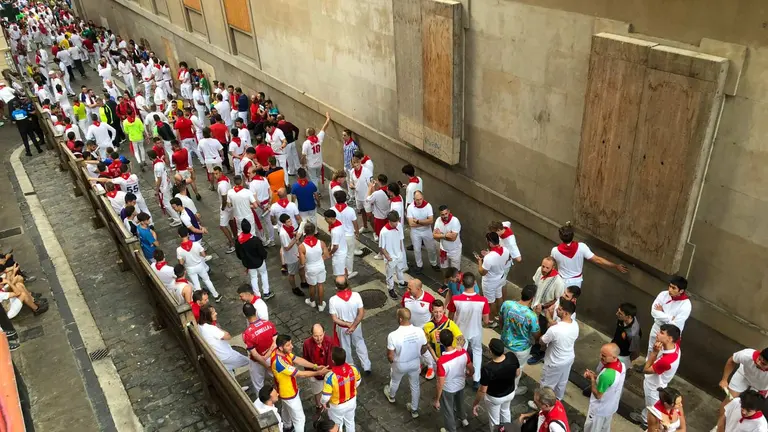 Ambiente previo en la cuesta de Santo Domingo al quinto encierro de San Fermín 2024 en Pamplona con toros de Domingo Hernández. ÍÑIGO ALZUGARAY