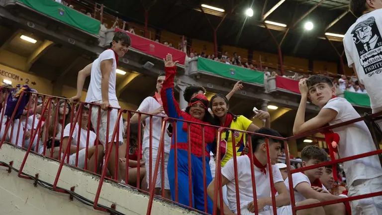 Ambiente previo en la Plaza de Toros al quinto encierro de San Fermín 2024 en Pamplona con toros de Domingo Hernández. MAITE H. MATEO (1)